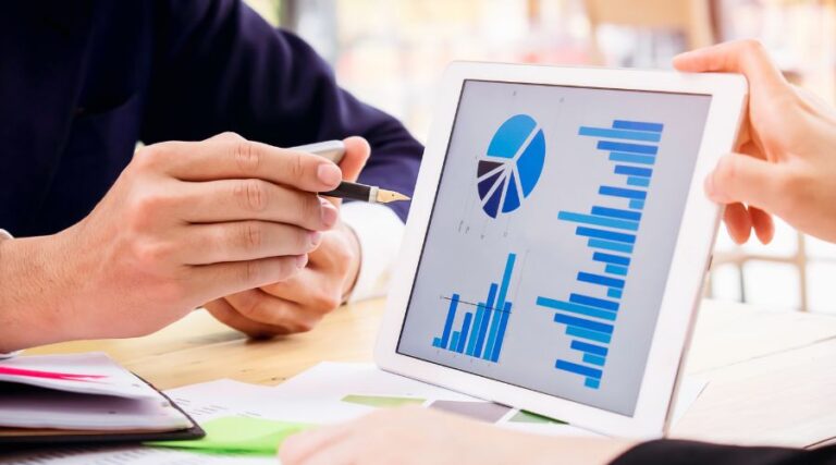 Fiscaliste qui montre un tableau à un entrepreneur en construction