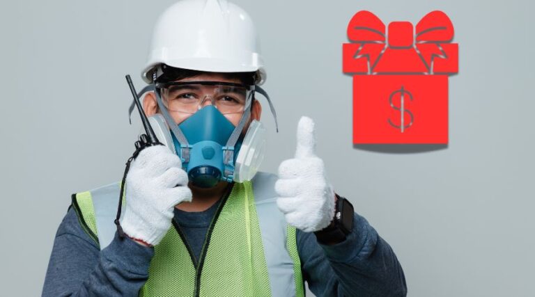 Entrepreneur en construction pour en l'air, avec un cadeau symbolisant une prime