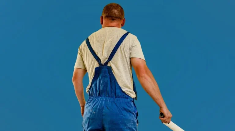 Entrepreneur en construction vu de dos